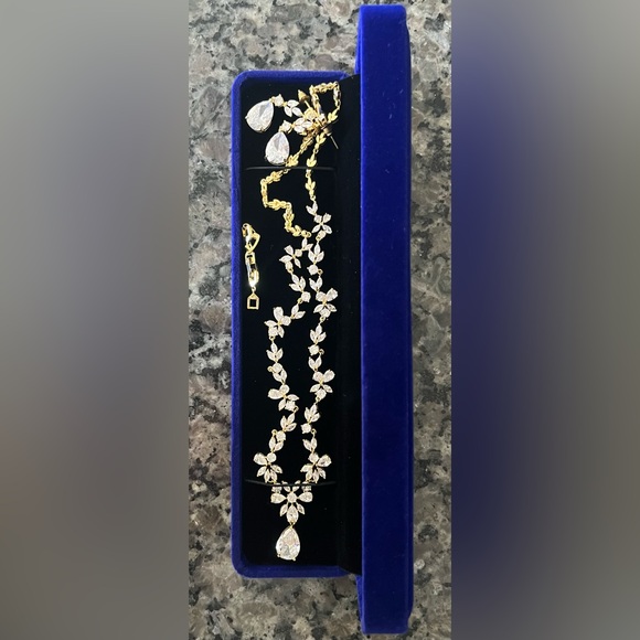 Gold Tone Floral Design Jewelry Set NEW - Picture 2 of 2